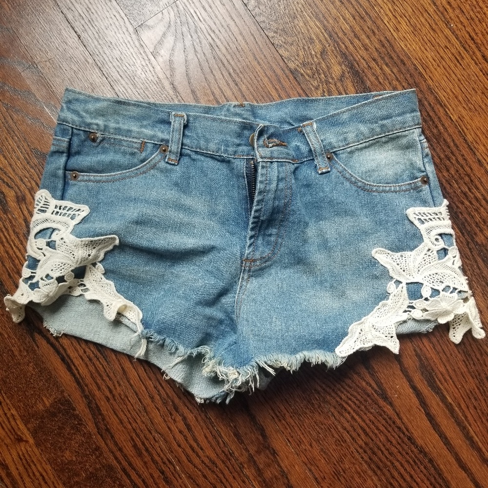 Mid rise bluejean shorts with lace